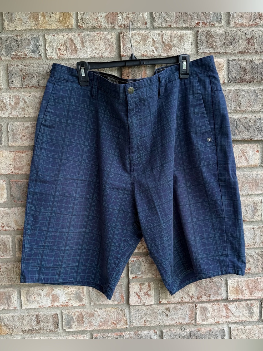 🍒💣 Volcom blue plaid shorts